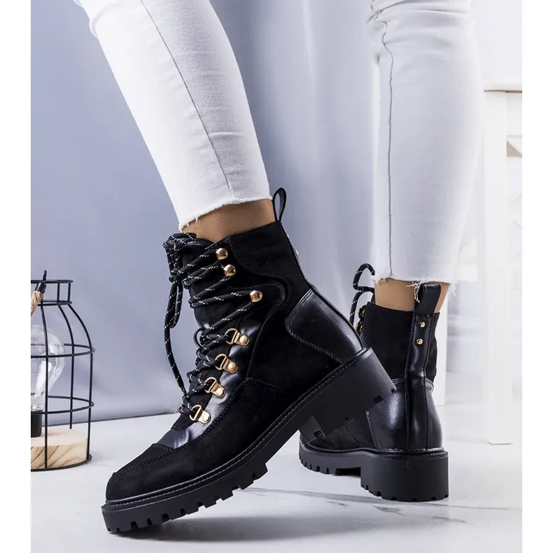 Black insulated boots from Leneo