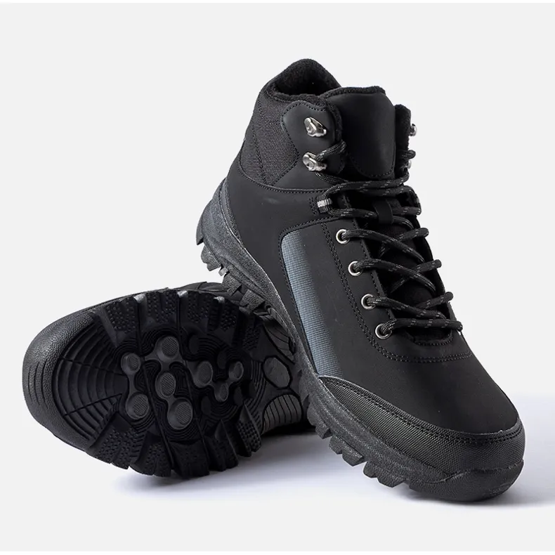 Black insulated boots in Mers trekking style