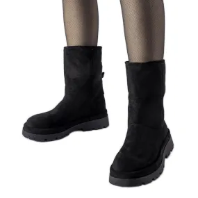 Black insulated boots with massive Flavia sole