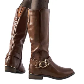 Brown insulated boots decorated with an Ortega buckle